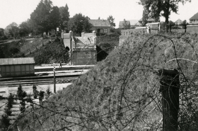 845153 Gezicht op het vernielde viaduct in de Grebbeweg over het emplacement van het N.S.-station Rhenen te Rhenen, na ...
